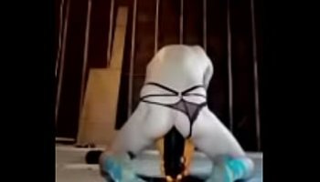 donna che fa la pipi in bocca