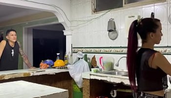 chịch trong bể bơi