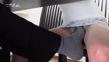 mujeres desnudas mostrando la cola